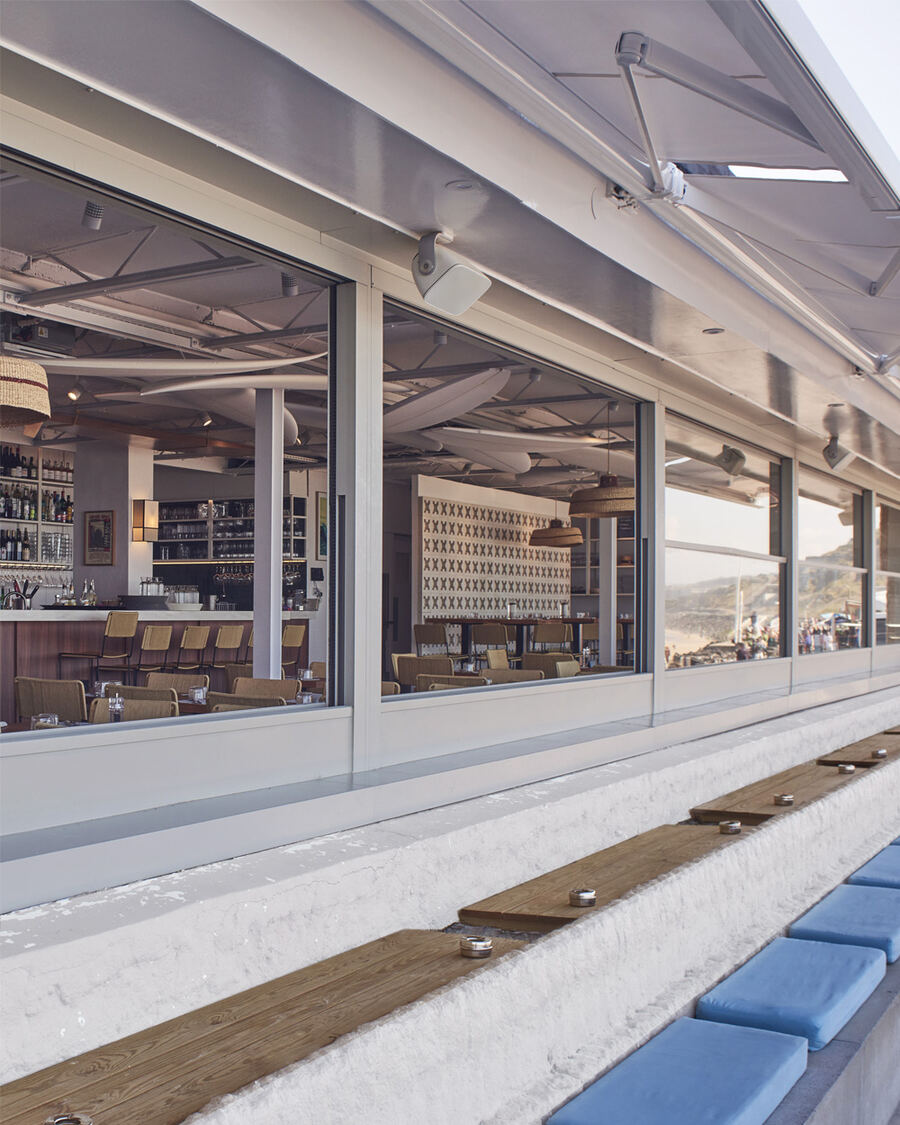 Façade vitrée d'un restaurant avec vitrages relevables