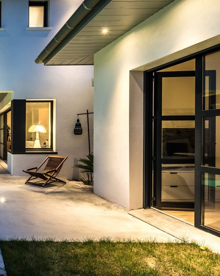 Porte-fenêtre aluminium noire donnant sur un jardin, Biarritz